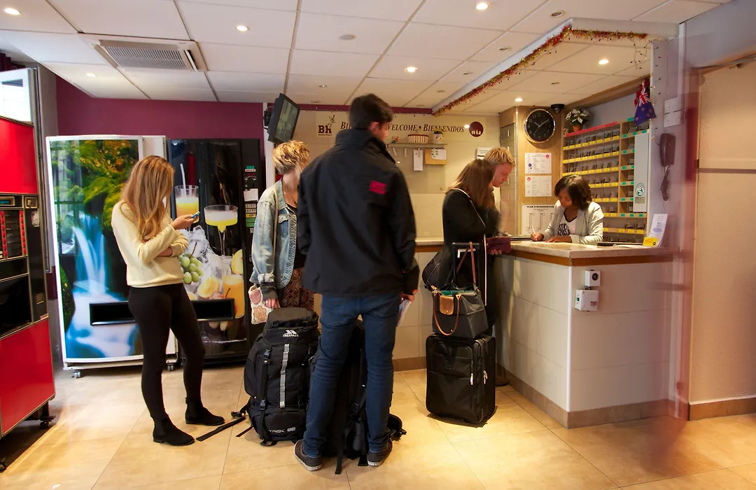 Bastille Hostel-1